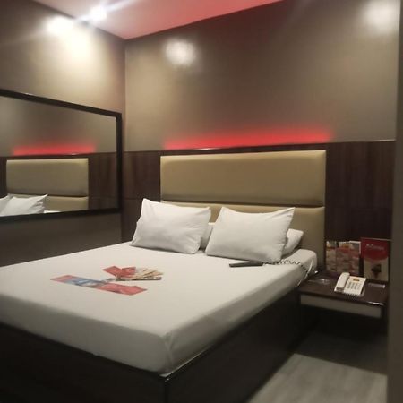 Hotel Sogo Pasay Wood Street Exteriör bild