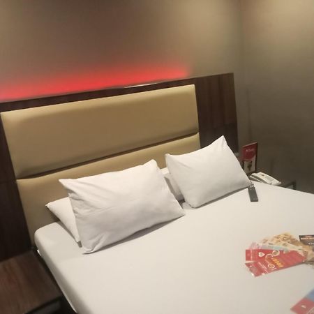 Hotel Sogo Pasay Wood Street Exteriör bild