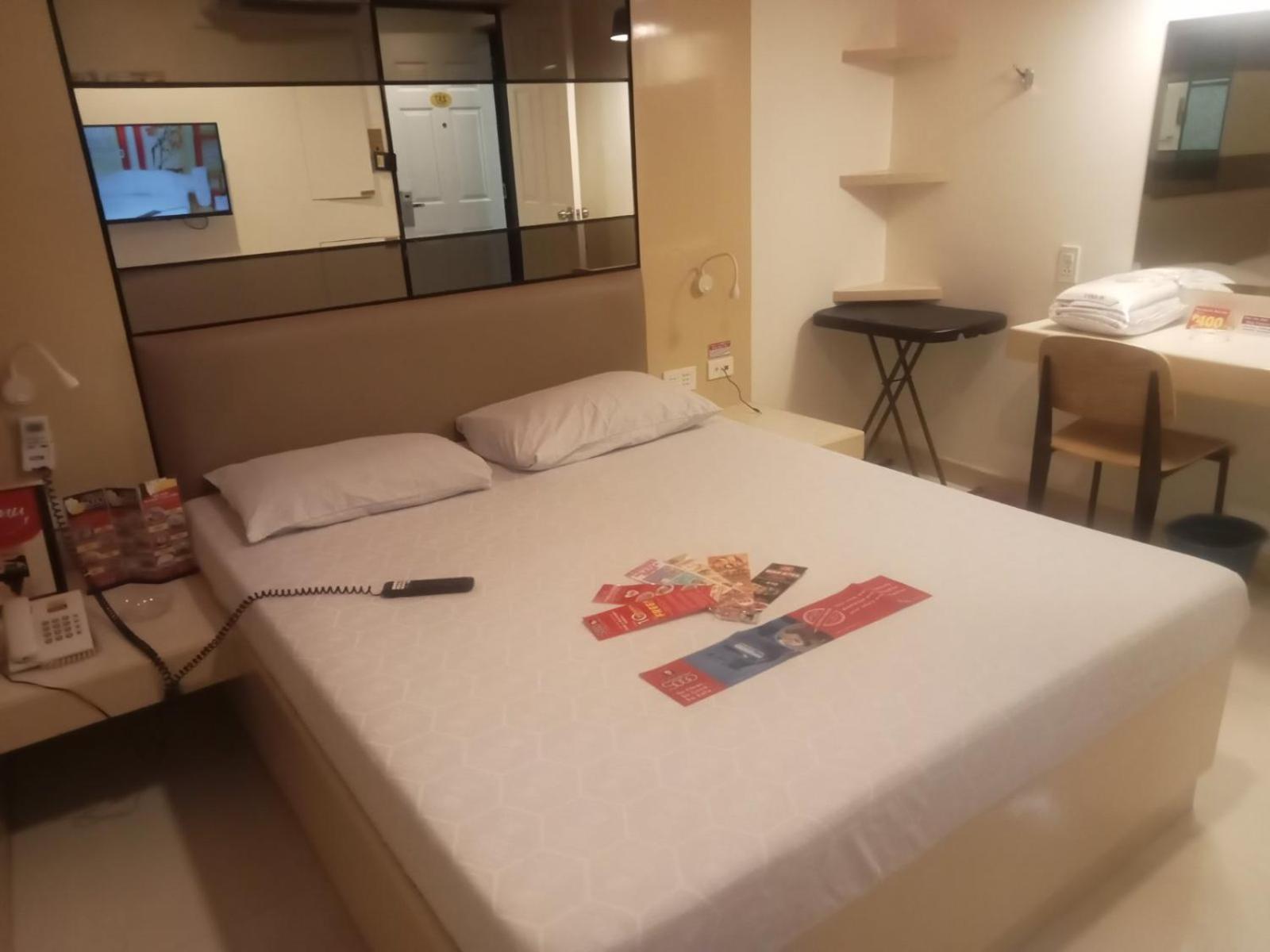 Hotel Sogo Pasay Wood Street Exteriör bild