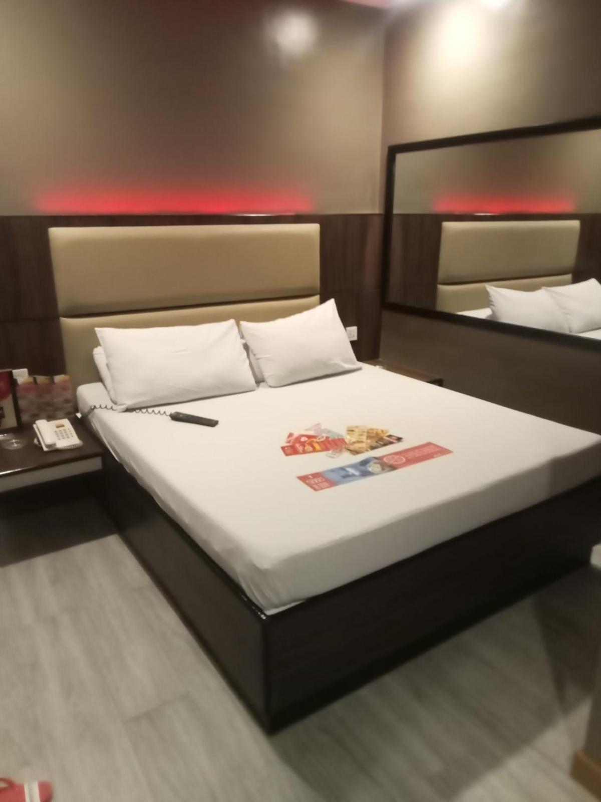 Hotel Sogo Pasay Wood Street Exteriör bild