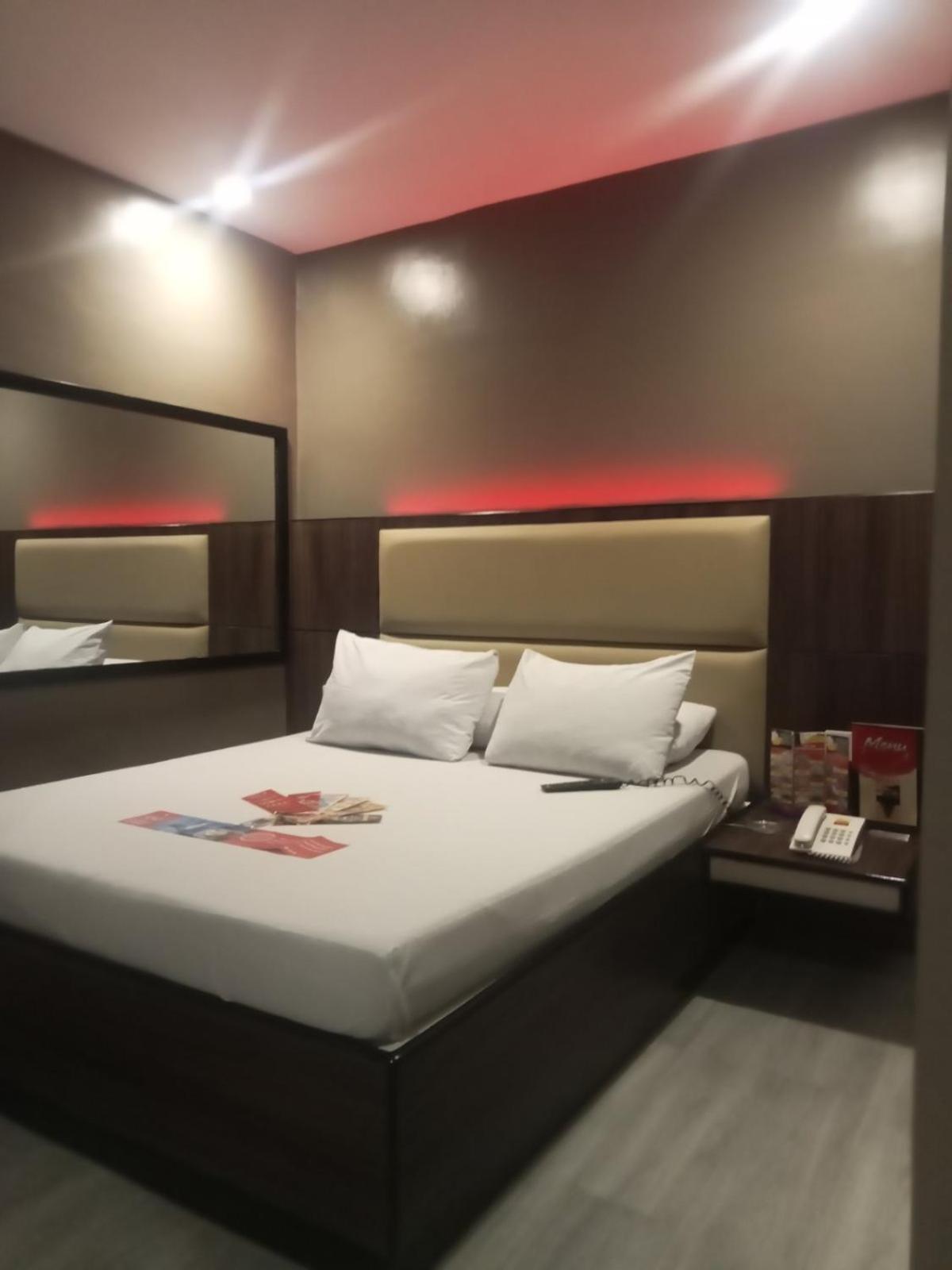 Hotel Sogo Pasay Wood Street Exteriör bild