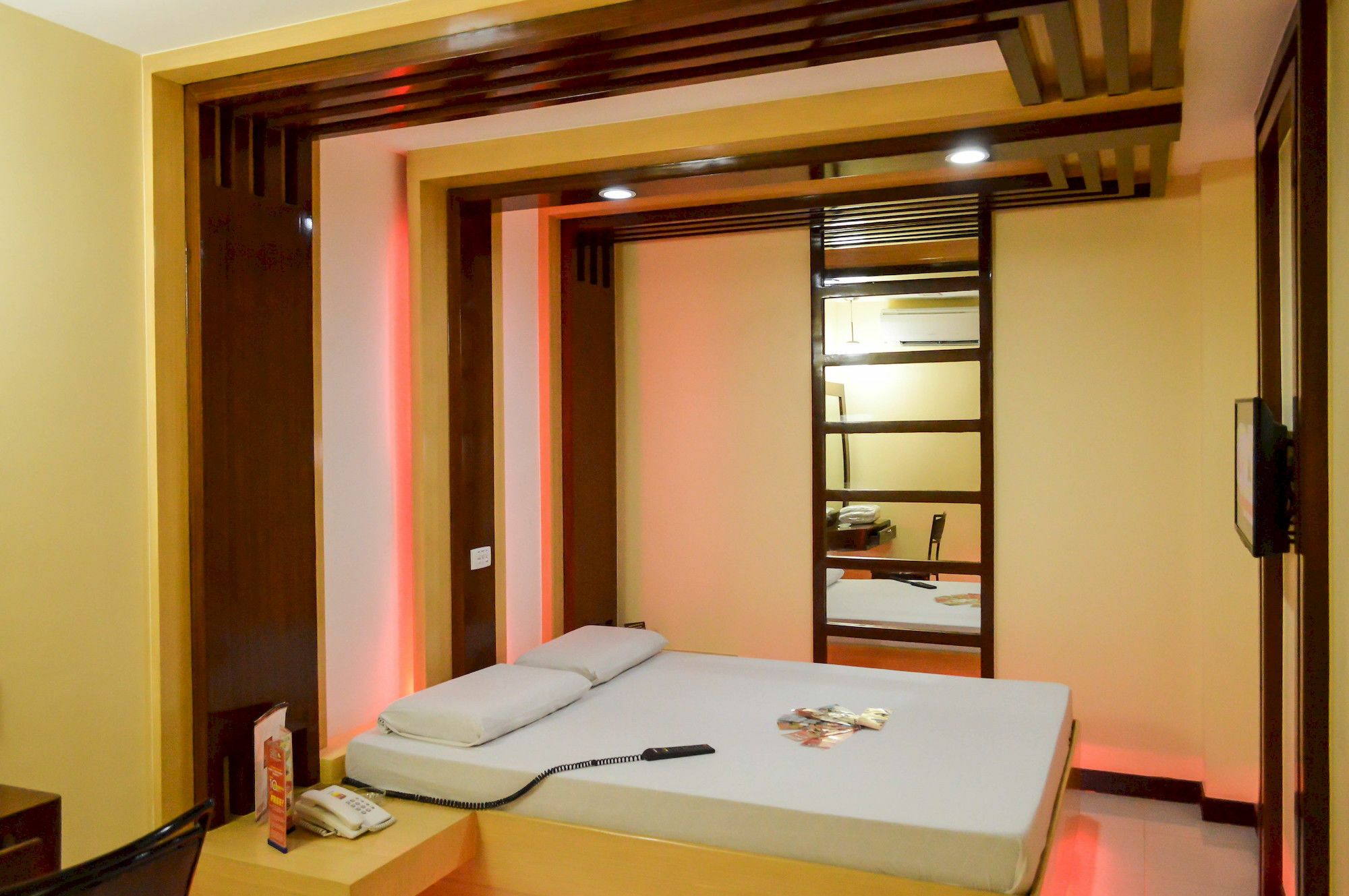 Hotel Sogo Pasay Wood Street Exteriör bild